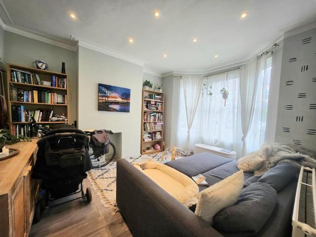 House for rent in London Borough of Ealing, Cat Hill