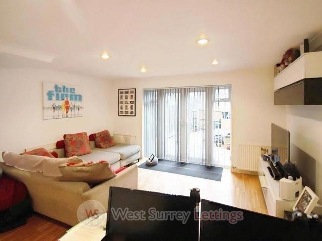 House for rent in Heol-las, Surrey