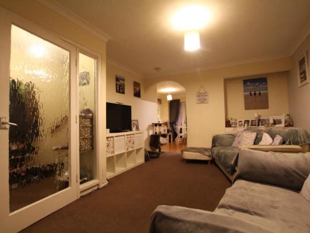 House for rent in Heol-las, Surrey