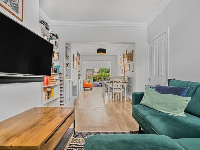 House for rent in Summerstown, Greater London