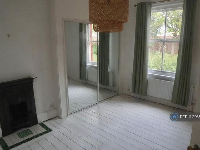 House for rent in Row Town, Surrey