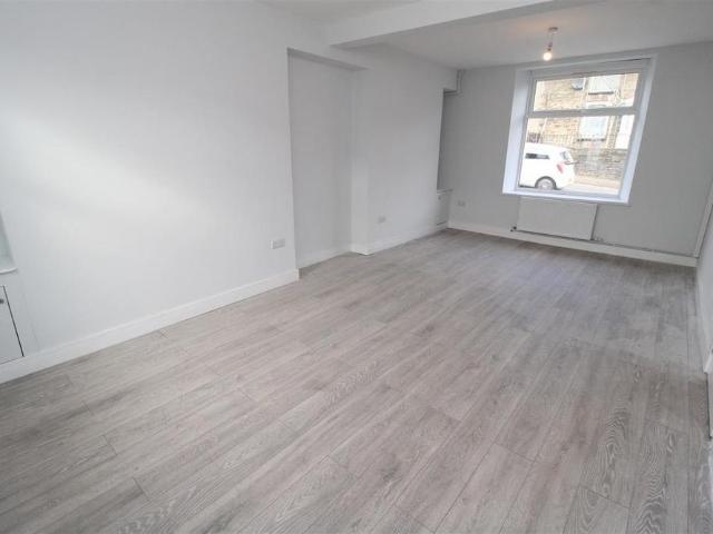 House for rent in Tonyrefail, Coedely
