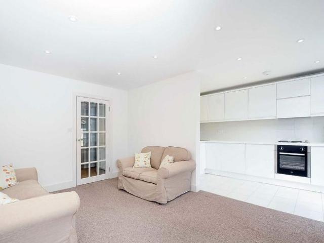 House for rent in Earlsfield, Greater London