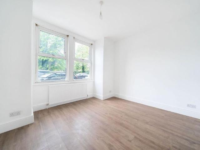 House for rent in Summerstown, Greater London