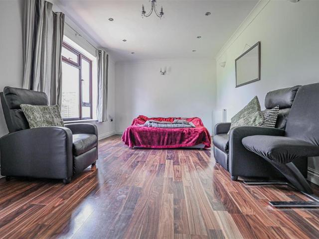 House for rent in Highfield, Pouchen End