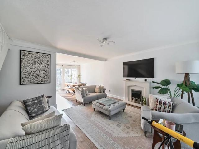 House for rent in Caterham Valley, Hillview