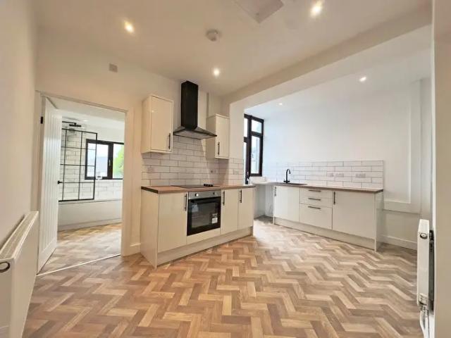 Apartment for rent in Penrhiwceiber, Miskin