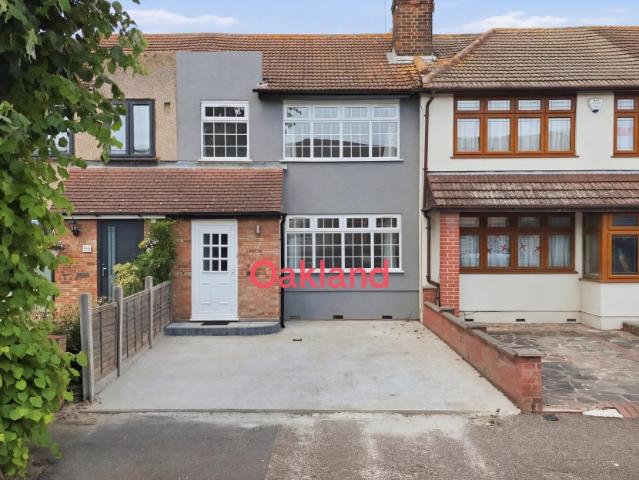 Apartment for rent in Elm Park, Greater London