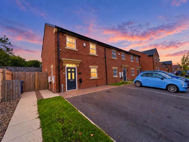Townhouse for sale in Worsbrough Common, Barnsley