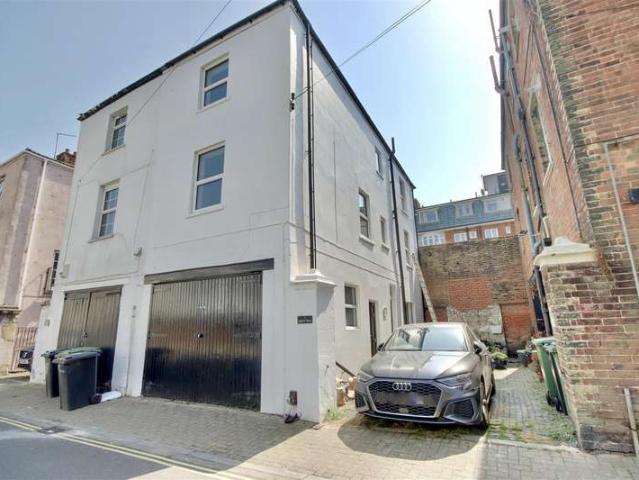 Townhouse for rent in Southsea, City Of Portsmouth