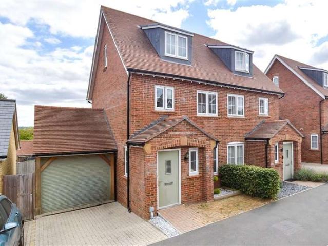 Townhouse for sale in Allington, Midway