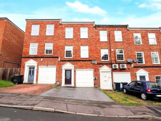Townhouse for sale in Ivy Chimneys, Epping