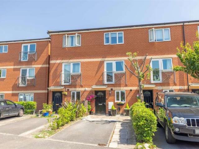 Townhouse for sale in Slough