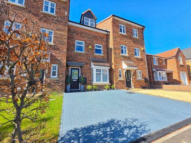 Townhouse for sale in Ardsley, South Yorkshire
