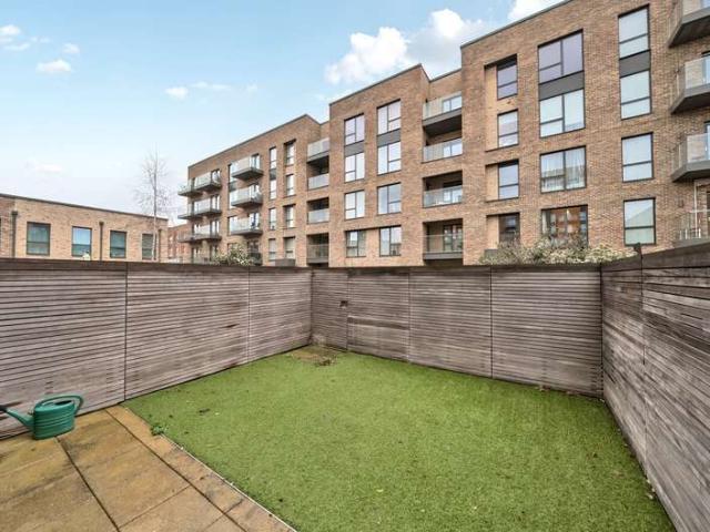 Townhouse for sale in Colindale Gardens, Greater London