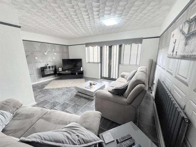 Townhouse for sale in Calderstones