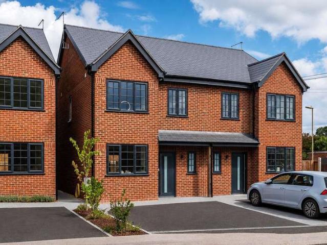 Townhouse for sale in South Farnborough, Rushmoor