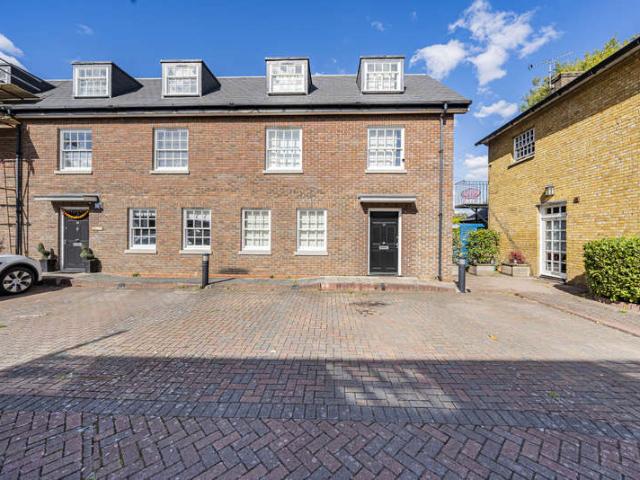 Townhouse for sale in Gould's Green, Greater London