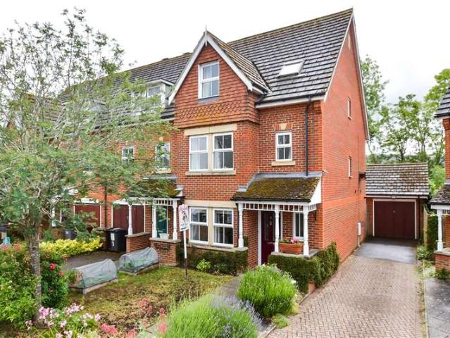 Townhouse for sale in Brook Street, Bourne Vale
