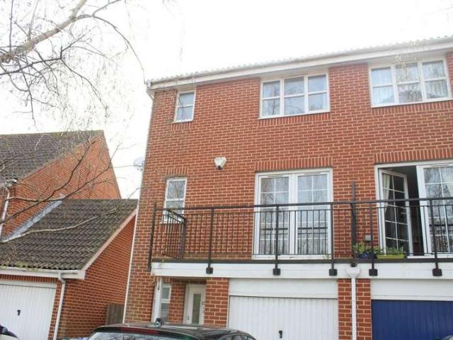 Townhouse for rent in Greater London
