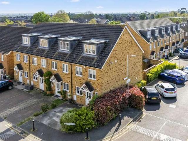Townhouse for sale in London Borough of Havering, Greater London