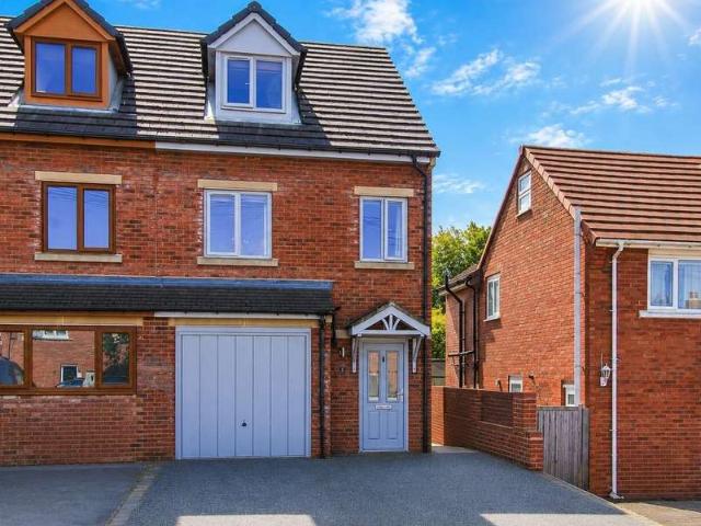 Townhouse for sale in Ossett, West Yorkshire
