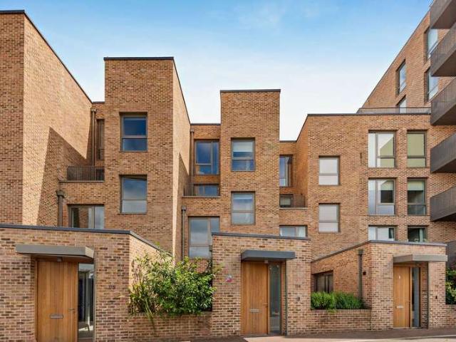 Townhouse for sale in London Borough of Hounslow, Greater London