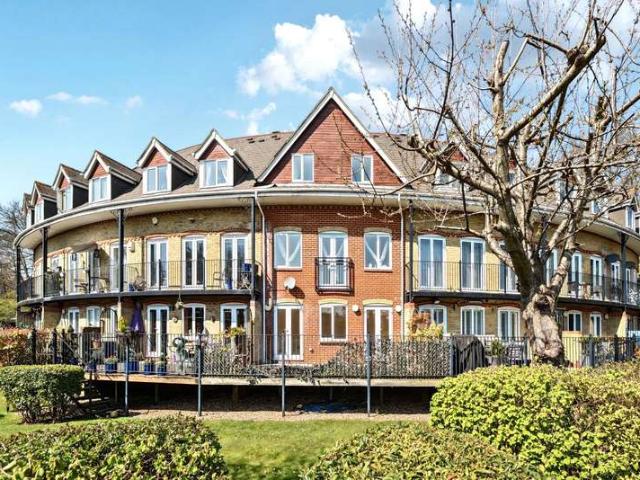 Townhouse for rent in Runnymede, Surrey