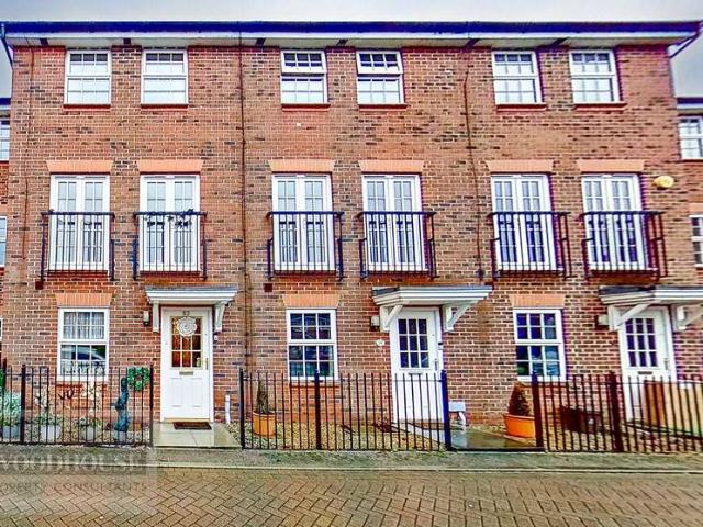 Townhouse for sale in Broxbourne, Hertfordshire