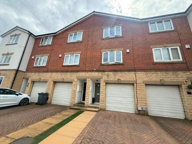 Townhouse for sale in Hoyland Common, Tankersley