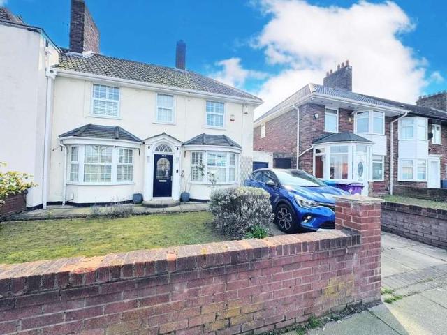 Townhouse for sale in Calderstones