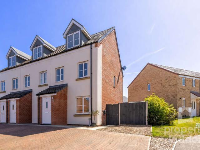 Townhouse for sale in Crostwick, Norfolk