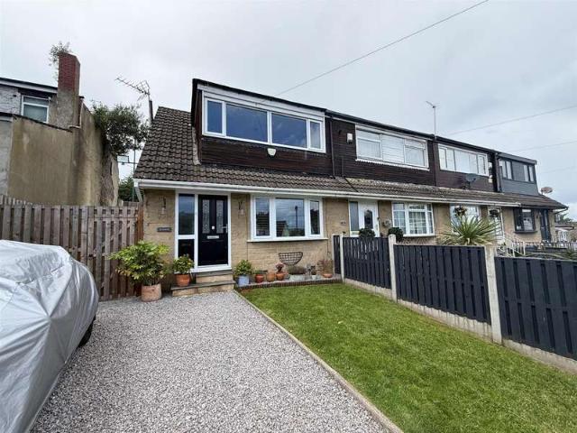 Townhouse for sale in Greengates, West Yorkshire