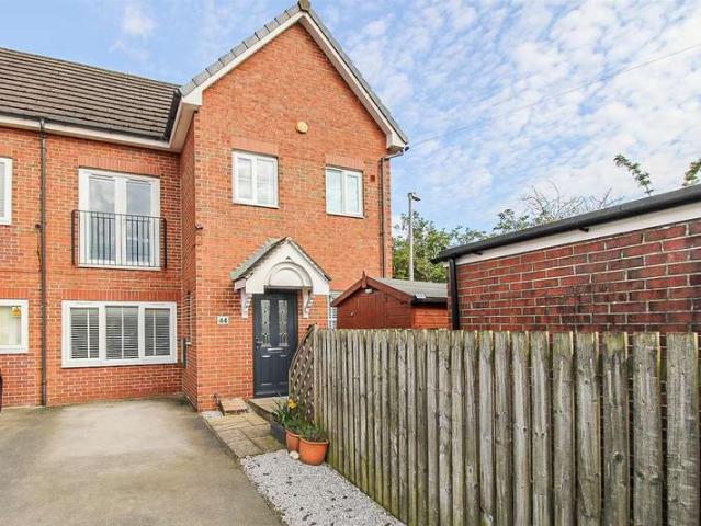Townhouse for sale in Chickenley, Dewsbury