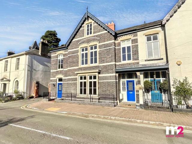 Townhouse for sale in Llanbadoc, Wales