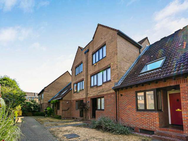 Townhouse for sale in London Yard, Isle Of Dogs