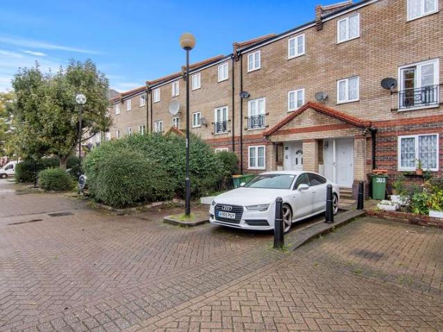 Townhouse for sale in Beckton, Greater London