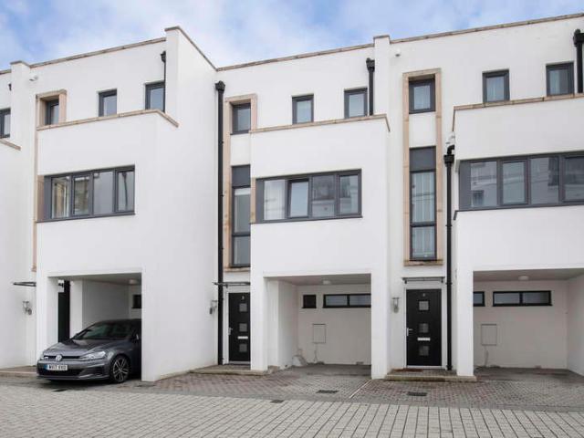 Townhouse for rent in Ewens Farm, Golden Valley