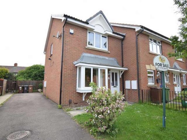 Townhouse for rent in Gawthorpe, West Yorkshire