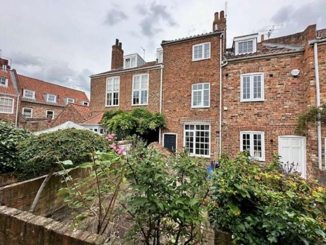Townhouse for rent in High Field, York