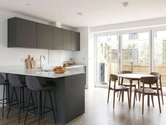 Townhouse for sale in Newtown, Reading