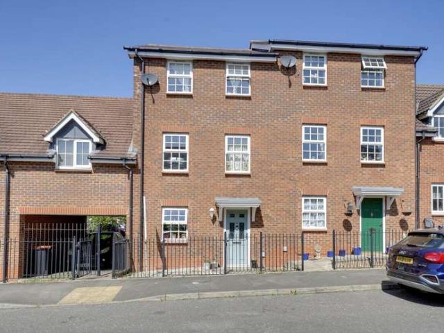 Townhouse for sale in Leighton-Linslade, Leighton Buzzard