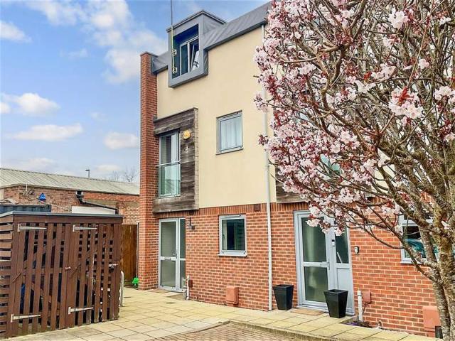 Townhouse for sale in Spring Vale, Hampshire