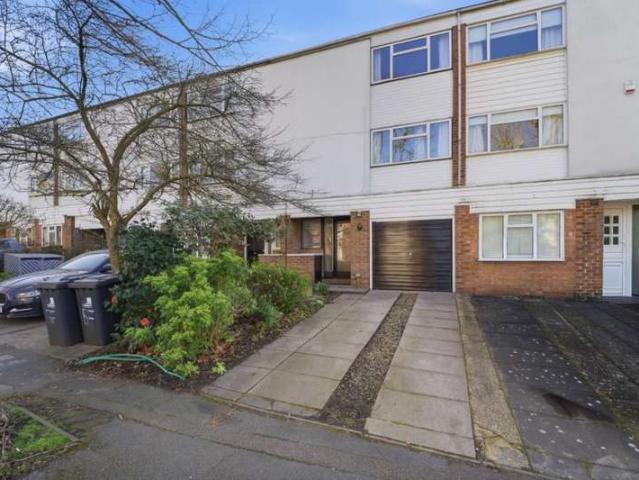 Townhouse for sale in London Borough of Ealing, Perivale