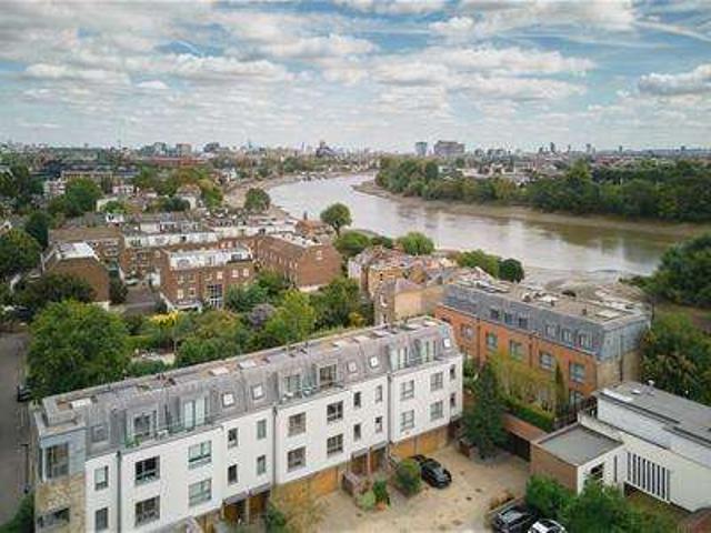 Townhouse for sale in London Borough of Hounslow, Greater London