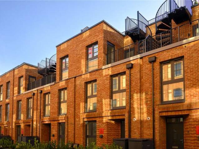 Townhouse for sale in Slough