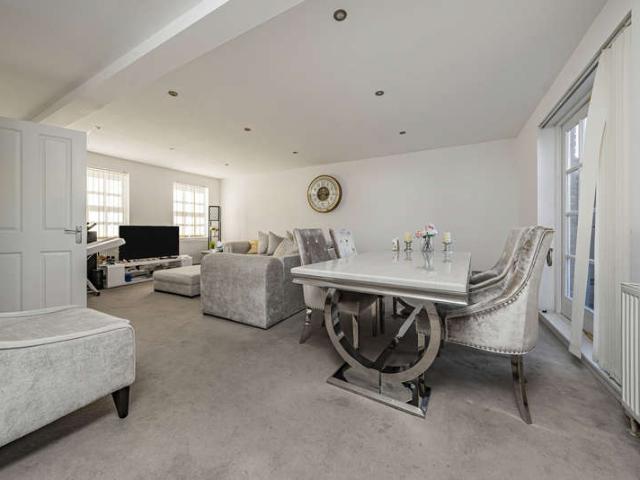 Townhouse for sale in Gould's Green, Greater London