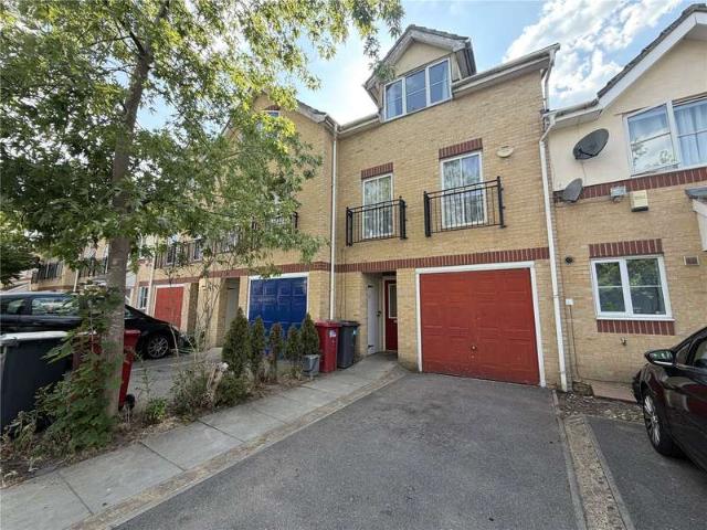 Townhouse for sale in Slough