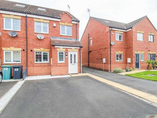 Townhouse for sale in Woodkirk, West Yorkshire
