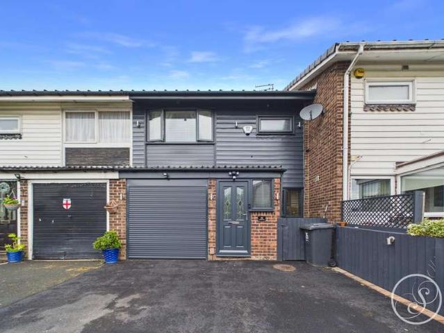 Townhouse for sale in Whinmoor, West Yorkshire